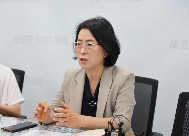 [춘천=뉴시스] 5일 강원특별자치도는 이날 긴급 브리핑을 열어 속초의료원이 오는 8∼10일, 14일, 22∼24일 등 7일 간 운영되지 않는다 고 밝혔다. 사진은 브리핑하는 이경희 도 보건복지보건국장. 강원특별자치도 제공 *재판매 및 DB 금지