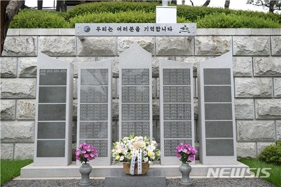 [서울=뉴시스] 이원석(55·사법연수원 27기) 검찰총장이 고(故) 이상돈 검사 6주기를 앞두고 대검찰청 청사 추모 공간을 방문했다. (사진=대검찰청 제공) 2024.07.05.