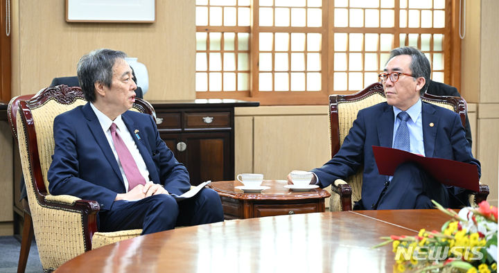 [서울=뉴시스] 조태열 외교부 장관은 5일 오후 미즈시마 고이치 주한 일본대사를 접견하고 양국 관계 및 한미일 협력 등에 대해 의견을 교환했다. (사진= 외교부 제공) 2024.07.05. photo@newsis.com