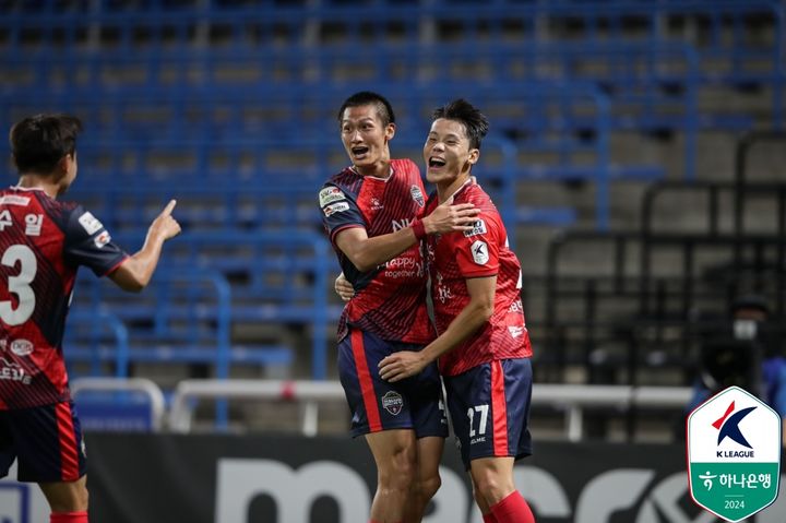 [수원=뉴시스] 프로축구 K리그1 김천 상무의 박상혁(가운데). (사진=한국프로축구연맹 제공) *재판매 및 DB 금지