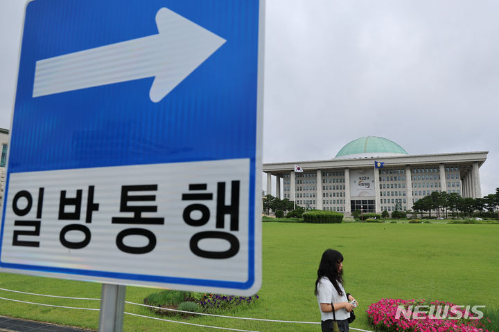 [서울=뉴시스] 권창회 기자 = 5일 오전 서울 여의도 국회 모습. '채 상병 특검법'이 더불어민주당과 우원식 국회의장 주도로 지난 4일 국회 본회의를 다시 통과했다. 필리버스터(무제한 토론) 강제 종료와 야당 주도 표결 강행에 반발한 국민의힘이 22대 국회 개원식 불참을 선언하면서 오늘 예정되었던 개원식도 연기됐다. 2024.07.05. kch0523@newsis.com