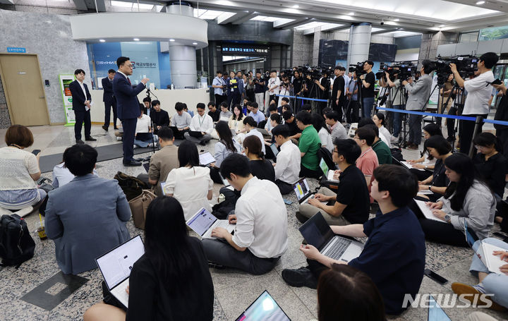 [서울=뉴시스] 김진아 기자 = 김병환 금융위원장 후보자가 5일 오전 서울 중구 예금보험공사에 마련된 인사청문회 준비 사무실로 출근, 취재진 질문에 답하고 있다. 2024.07.05. bluesoda@newsis.com