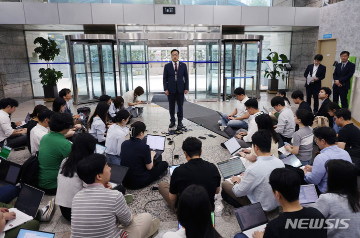 [서울=뉴시스] 김진아 기자 = 김병환 금융위원장 후보자가 5일 오전 서울 중구 예금보험공사에 마련된 인사청문회 준비 사무실로 출근, 지명 소감을 밝히고 있다. 2024.07.05. bluesoda@newsis.com