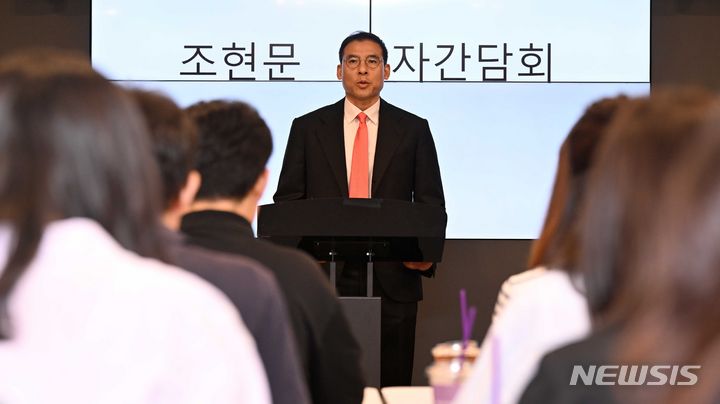 [서울=뉴시스] 고범준 기자 = 효성가(家) 차남 조현문 전 효성 부사장이 5일 오전 서울 강남구 스파크플러스 코엑스점에서 열린 아버지 고(故) 조석래 효성그룹 명예회장의 유산 상속 관련 기자간담회에서 발언을 하고 있다. (공동취재) 2024.07.05. photo@newsis.com