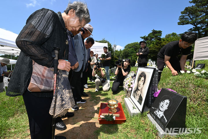 [광주=뉴시스] 이영주 기자 = 5일 오후 광주 북구 망월동 5·18구묘역에서 열린 제37주기 이한열 추모식에서 추모객들이 묵념하고 있다. 2024.07.05. leeyj2578@newsis.com