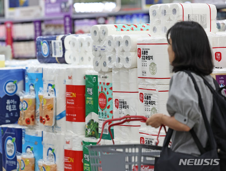 [서울=뉴시스] 김금보 기자 = 서울시내 한 대형마트에 화장지 상품이 진열돼 있다. 2024.07.05. kgb@newsis.com