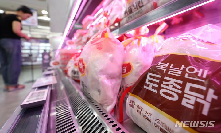 [서울=뉴시스] 김금보 기자 = 지난 5일 서울시내 대형마트에서 손님이 생닭 상품을 살펴보고 있는 모습.2024.07.05. kgb@newsis.com