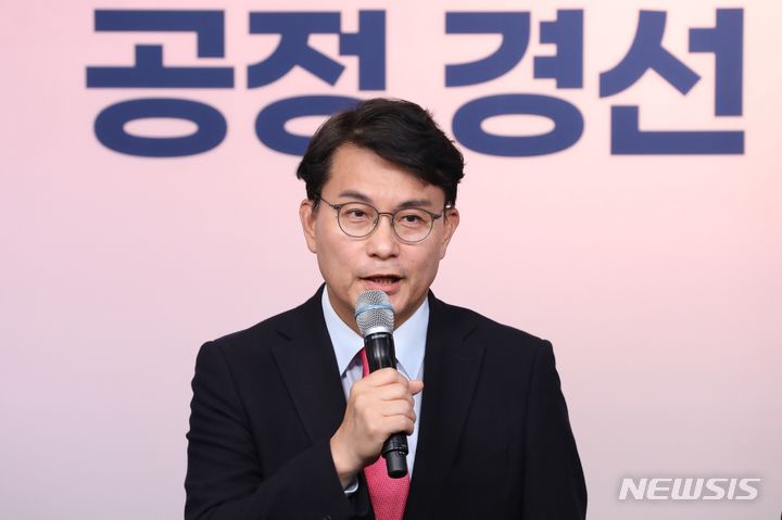 [서울=뉴시스] 조성봉 기자= 윤상현 국민의힘 당 대표 후보가 지난 5일 오후 서울 여의도 국민의힘 중앙당사에서 열린 미래를 위한 약속, 공정 경선 서약식에서 인사말을 하고 있다.(공동취재) 2024.07.05. suncho21@newsis.com