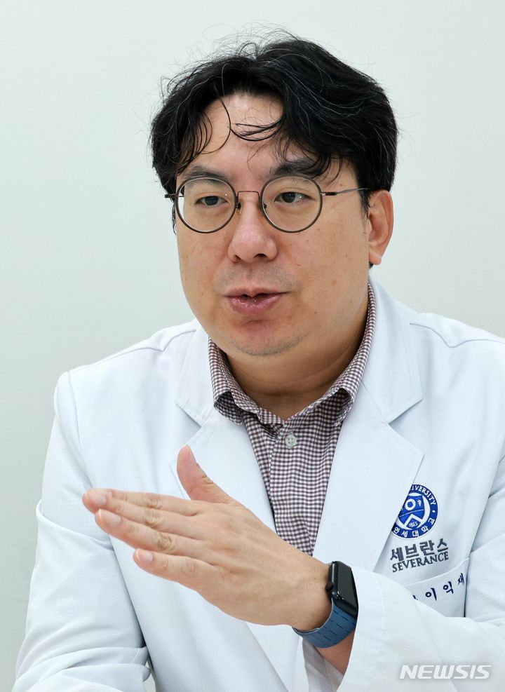 [서울=뉴시스] 고범준 기자 = 이익재 세브란스병원 연세암병원 방사선종양학과 교수가 최근 서울 서대문구 세브란스병원 중입자치료센터에서 뉴시스와 인터뷰를 하고 있다. 2024.07.29. bjko@newsis.com