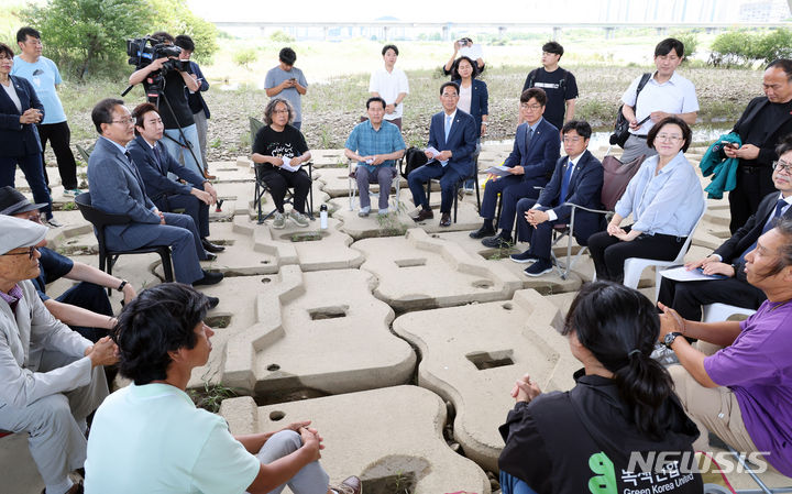 [세종=뉴시스] 강종민 기자 = 국회 환경노동위원회 김주영 의원과 이학영, 박해철, 박홍배 의원 등이 5일 세종시 세종보 상류에서 천막농성중인 환경단체 회원들과 간담회를 갖고 있다. 2024.07.05. ppkjm@newsis.com