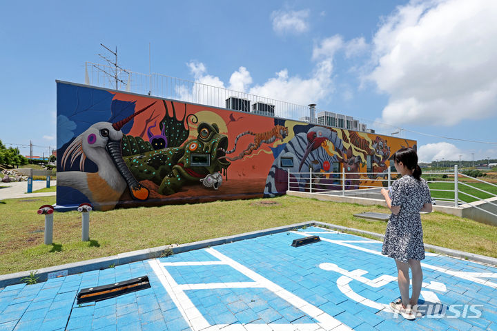 [신안=뉴시스] 박진희 기자 = 전남 신안군 섬 예술 프로젝트 "그래피티 아일랜드 The Graffiti Island" 참여작가 스페인 그라피티 아티스트 덜크의 작품이  압해읍사무소를 장식했다. 섬 예술 프로젝트 "그래피티 아일랜드"는 신안군과 어반브레이크가 지난 1년 동안의 준비를 거쳐 지난달 첫 작업을 시작했다. 2024.07.05. pak7130@newsis.com