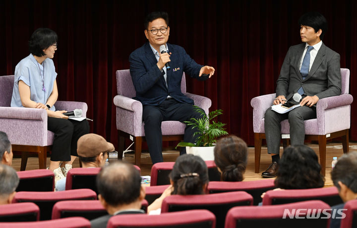 [광주=뉴시스] 이영주 기자 = 송영길 소나무당 대표가 5일 오후 광주 서구 5·18교육관에서 열린 '송영길과 함께 찾아가는 길 광주' 시민 대담회에서 발언하고 있다. 2024.07.05. leeyj2578@newsis.com