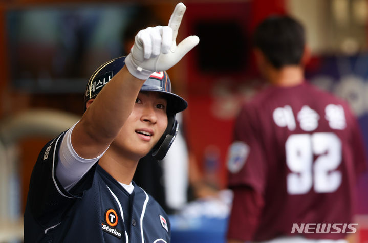 [인천=뉴시스] 황준선 기자 = 5일 오후 인천 SSG 랜더스필드에서 열린 프로야구 'KBO 올스타 프라이데이' 2024 퓨처스 올스타전 북부 올스타와 남부 올스타의 경기, 2회 초 1사  주자 없는 상황 북부 두산 임종성이 솔로 홈런을 친 뒤 세리머니 하고 있다. 2024.07.05. hwang@newsis.com