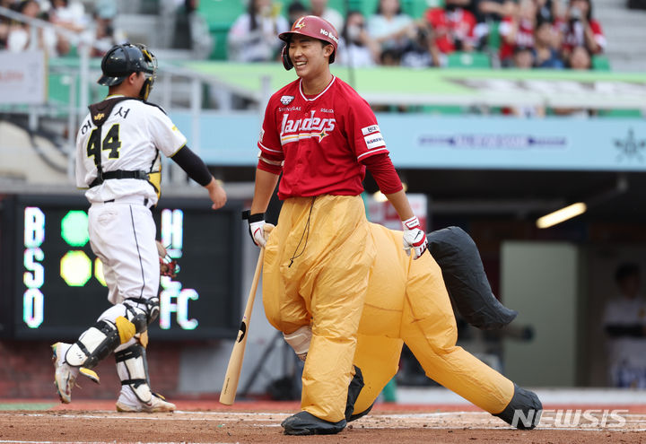 [인천=뉴시스] 황준선 기자 = 5일 오후 인천 SSG 랜더스필드에서 열린 프로야구 'KBO 올스타 프라이데이' 2024 퓨처스 올스타전 북부 올스타와 남부 올스타의 경기, 3회 초 북부  SSG 이승민이 삼진아웃 당한 뒤 덕아웃으로 향하고 있다. 2024.07.05. hwang@newsis.com