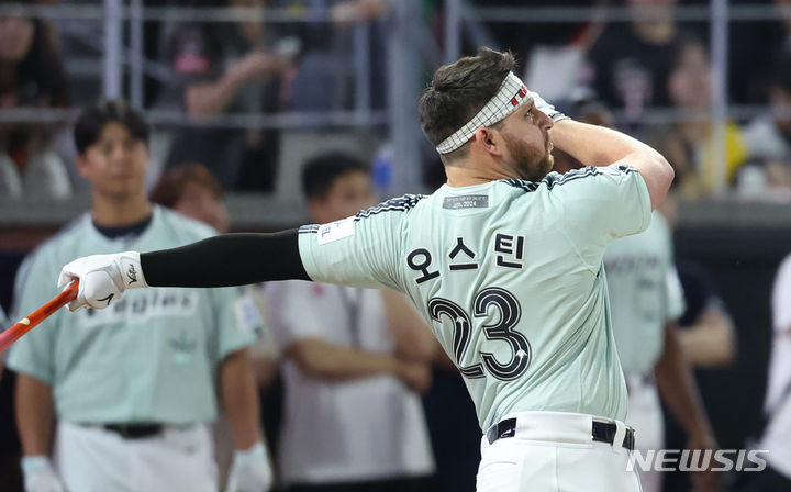 [인천=뉴시스] 황준선 기자 = LG트윈스 오스틴이 5일 오후 인천 SSG 랜더스필드에서 열린 'KBO 올스타 프라이데이' 컴투스프로야구 홈런더비에서 배트를 휘두르고 있다. 2024.07.05. hwang@newsis.com