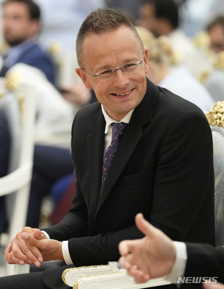 [모스크바=AP/뉴시스] 페테르 시이아르토 헝가리 외무장관. 지난 해 7월 5일 빅토르 오르반 헝가리 총리와 블라디미르 푸틴 러시아 대통령의 회담 후 공동 기자회견을 기다리고 있는 모습. 2025.08.12.