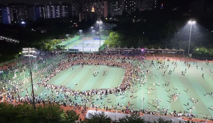 [서울=뉴시스] 지난달 서울 광진구 아차산 풋살장 등장했던 축구 국가대표 손흥민이 이번에는 용인 수지체육공원에 깜짝 등장했다(사진= 온라인 커뮤니티 갈무리) *재판매 및 DB 금지