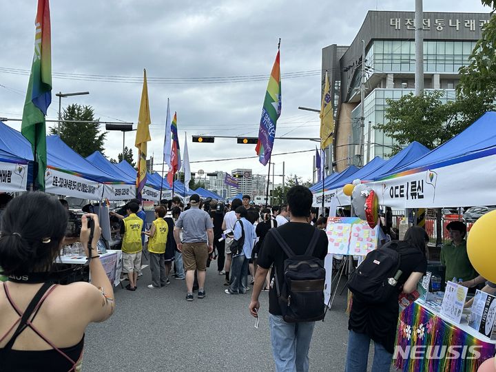 [대전=뉴시스] 김도현 기자 = 6일 오전 대전 동구 대전역 뒷편 도로에서 열린 제1회 대전퀴어문화축제에 참가자들이 축제에 참여하고 있다. kdh1917@newsis.com