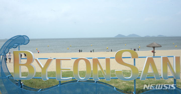 [부안=뉴시스] 김얼 기자 = 전북 곳곳의 해수욕장이 개장한 6일 전북 부안군 변산해수욕장이 한산한 모습을 보이고 있다. 2024.07.06. pmkeul@newsis.com