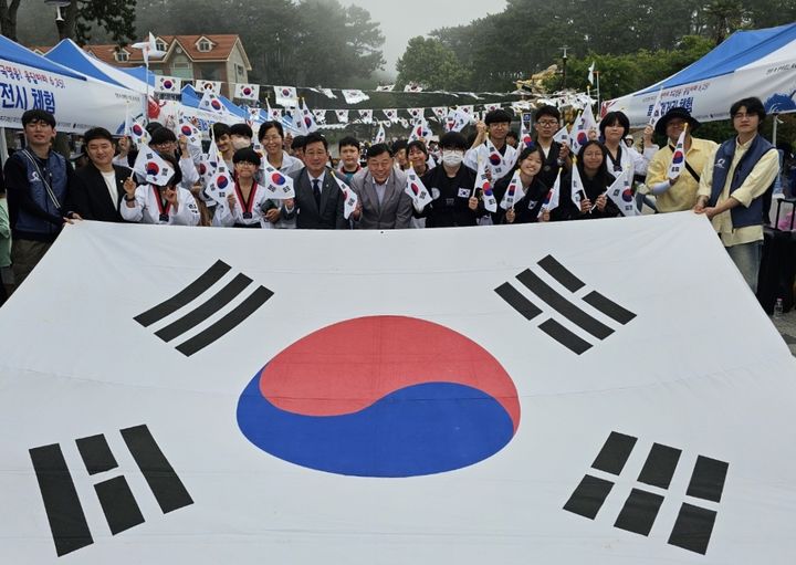 [울산=뉴시스] 울산 남목청소년문화의집은 한국전쟁(6·25) 74주년을 맞아 6일 동구 대왕암공원에서 호국보훈행사를 열었다. (남목청소년문화의집 제공)  *재판매 및 DB 금지