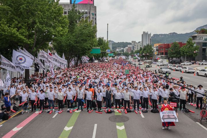 [서울=뉴시스] 전국공무원노동조합(공무원노조) 등 6개 단체는 6일 오후 2시 서울 종로구 정부서울청사 일대에서 '공무원 임금 인상 쟁취 총궐기대회'를 열었다. (사진=전국공무원노동조합 제공) 2024.07.06. photo@newsis.com *재판매 및 DB 금지