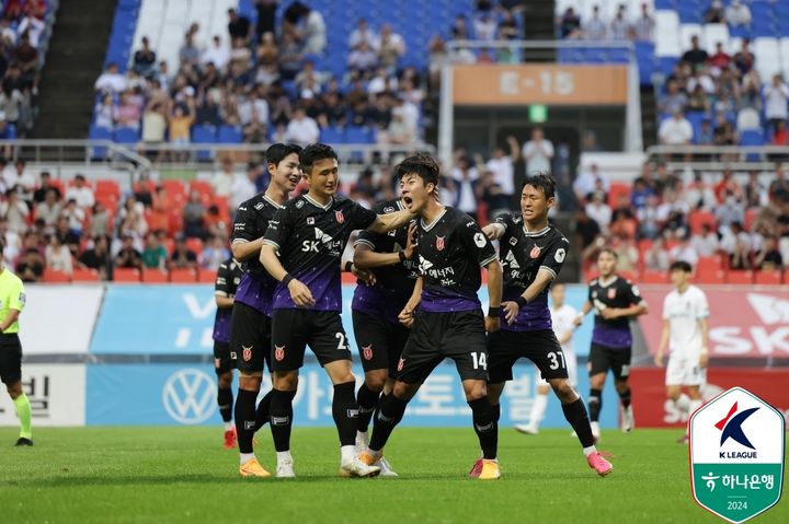 [서울=뉴시스] 프로축구 K리그1 제주 유나이티드의 서진수(오른쪽에서 2번째). (사진=한국프로축구연맹 제공) *재판매 및 DB 금지