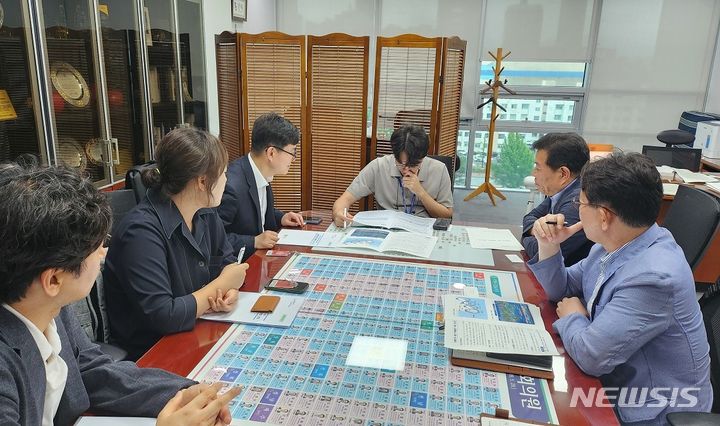 [서울=뉴시스]경남도 균형발전본부 균형발전단장, 전남도 정책기획관실 균형성과담당관 일행이 지난 5일 국회 국토교통위원회 여야 간사 의원실을 함께 방문해 남해안권 발전 특별법의 조속한 제정을 건의하고 있다.(사진=경남도 제공) 2024.07.06. photo@newsis.com