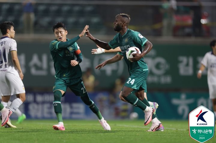 [서울=뉴시스] 프로축구 K리그2 김포FC 루이스(가운데)가 6일 오후 7시 김포솔터축구장에서 열린 '하나은행 K리그2 2024' 21라운드 충남아산과의 경기에서 득점을 기록하고 최재훈(왼쪽)과 자축하고 있다. (사진=한국프로축구연맹 제공) 2024.07.06. *재판매 및 DB 금지