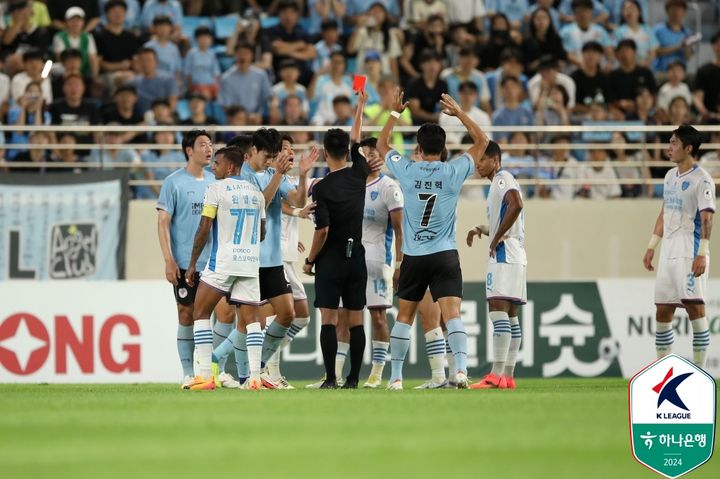 [서울=뉴시스] 프로축구 K리그1 포항 스틸러스와 대구FC의 맞대결 도중 레드카드가 나오고 있다. (사진=한국프로축구연맹 제공) *재판매 및 DB 금지