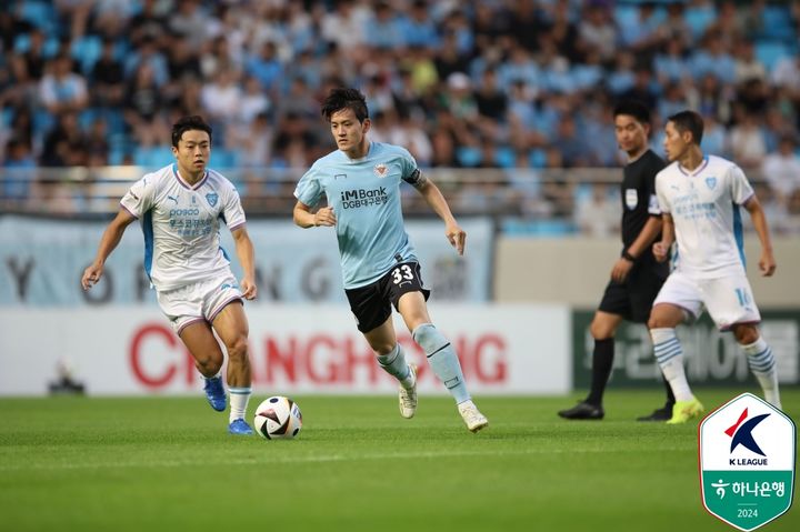 [서울=뉴시스] 프로축구 K리그1 포항 스틸러스의 정재희(왼쪽), 대구FC의 홍철. (사진=한국프로축구연맹 제공) *재판매 및 DB 금지