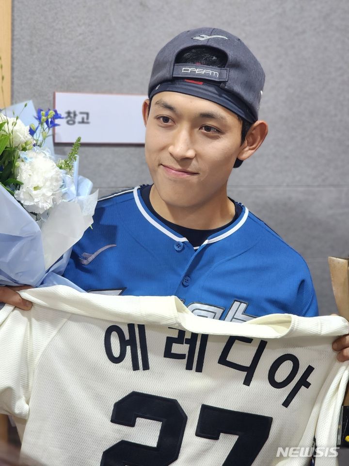 [인천=뉴시스]김주희 기자=롯데 자이언츠 황성빈이 6일 인천 SSG 랜더스필드에서 열린 2024 신한 쏠뱅크 KBO 올스타전에서 베스트 퍼포먼스상을 받았다. 경기 후 취재진과 인터뷰에서 부상으로 올스타전에 참석하지 못한 기예르모 에레디아(SSG 랜더스)의 유니폼을 들고 있는 모습. 2024.07.06.