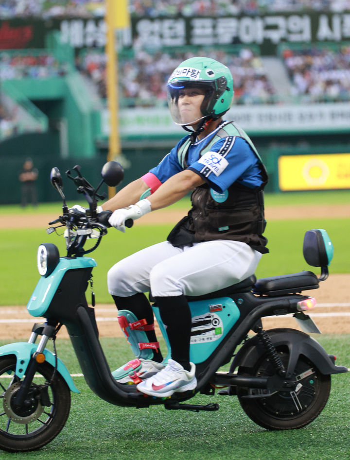 롯데 자이언츠 황성빈이 6일 인천 SSG 랜더스 필드에서 열린 2024 신한 쏠뱅크 KBO 올스타전에서 스쿠터를 타고 입장하는 퍼포먼스를 하고 있다. (사진=롯데 제공) *재판매 및 DB 금지