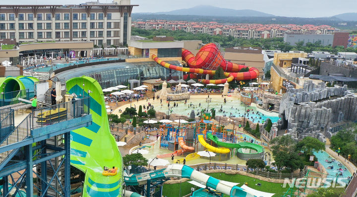 [서귀포=뉴시스] 우장호 기자 = 올해 들어 가장 높은 낮 기온을 기록한 6일 오후 서귀포시 안덕면 제주신화월드 워터파크를 찾은 피서객들이 물놀이를 즐기며 더위를 식히고 있다. 2024.07.06. woo1223@newsis.com