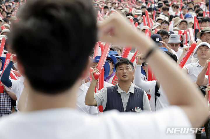 [서울=뉴시스] 최동준 기자 = 양경수 민주노총 위원장이 6일 서울 종로구 정부서울청사 일대에서 열린 6개 공무원·교원 공무원노동조합의 총궐기대회에 참석해 공무원 임금인상을 촉구하고 있다. 2024.07.06. photocdj@newsis.com