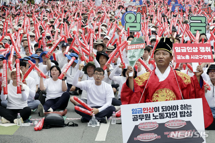 [서울=뉴시스] 최동준 기자 = 6개 공무원·교원 공무원노동조합이 6일 서울 종로구 정부서울청사 일대에서 공무원 임금인상 촉구 총궐기대회를 하고 있다. 2024.07.06. photocdj@newsis.com