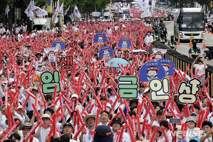 [서울=뉴시스] 최동준 기자 = 6개 공무원·교원 공무원노동조합이 6일 서울 종로구 정부서울청사 일대에서 공무원 임금인상 촉구 총궐기대회를 하고 있다. 2024.07.06. photocdj@newsis.com