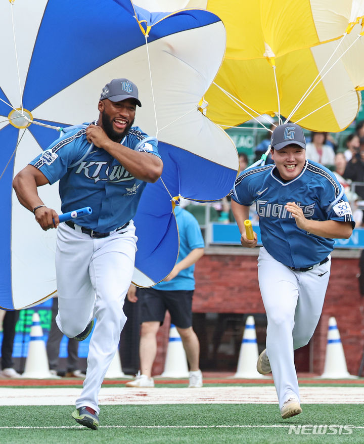 [인천=뉴시스] 김금보 기자 = 6일 오후 인천 SSG 랜더스필드에서 열린 2024 KBO 올스타전 썸머레이스에서 kt 로하스와 롯데 정보근이 달리고 있다. 2024.07.06. kgb@newsis.com