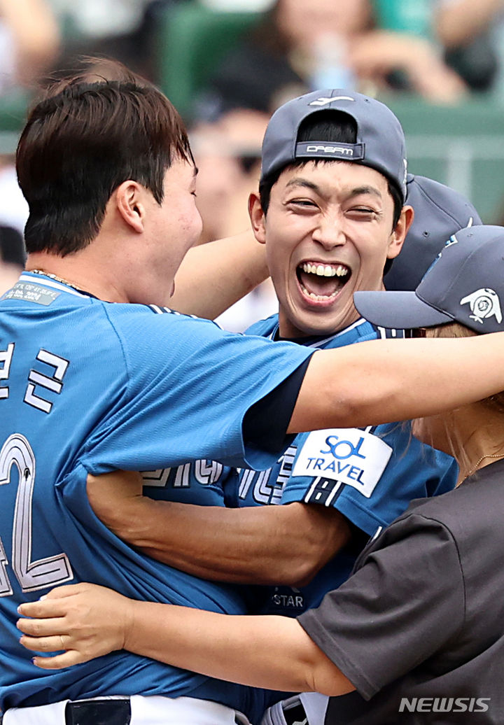 [인천=뉴시스] 김금보 기자 = 6일 오후 인천 SSG 랜더스필드에서 열린 2024 KBO 올스타전 썸머레이스에서 롯데 정보근과 황성빈이 팬과 함께 기뻐하고 있다. 2024.07.06. kgb@newsis.com