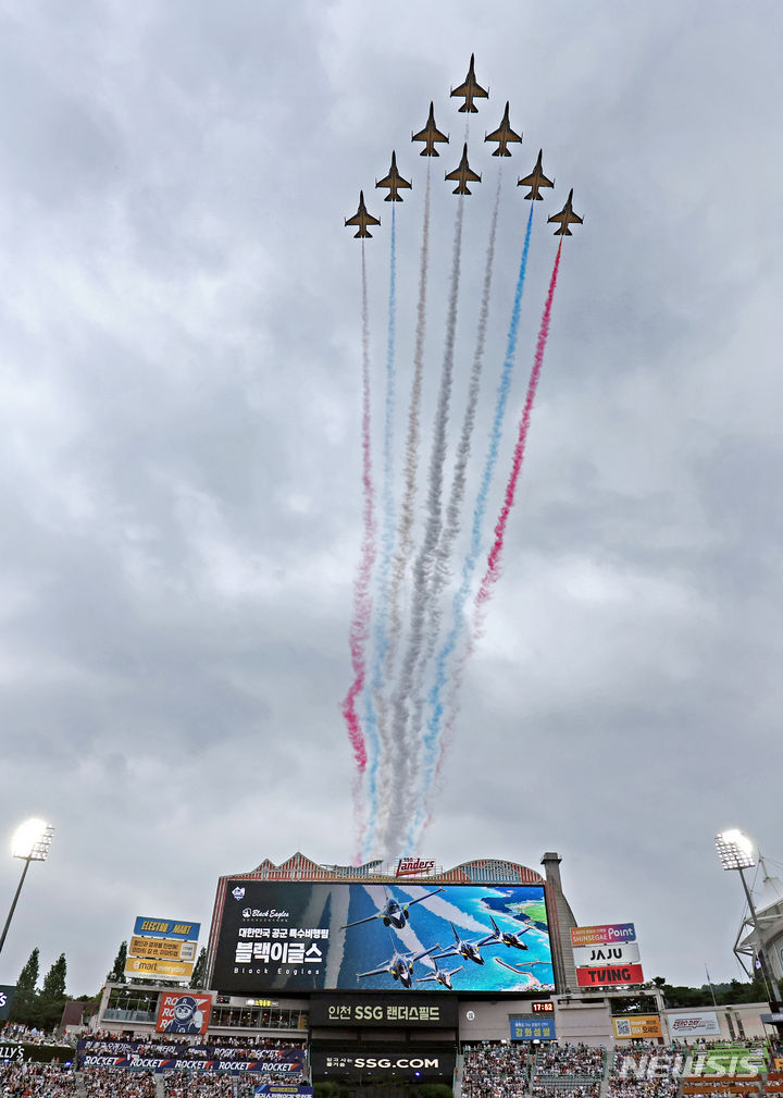 [인천=뉴시스] 김금보 기자 = 6일 오후 인천 SSG 랜더스필드에서 열린 2024 KBO 올스타전 나눔 올스타와 드림 올스타의 경기 개막을 블랙이글스가 장식하고 있다. 2024.07.06. kgb@newsis.com