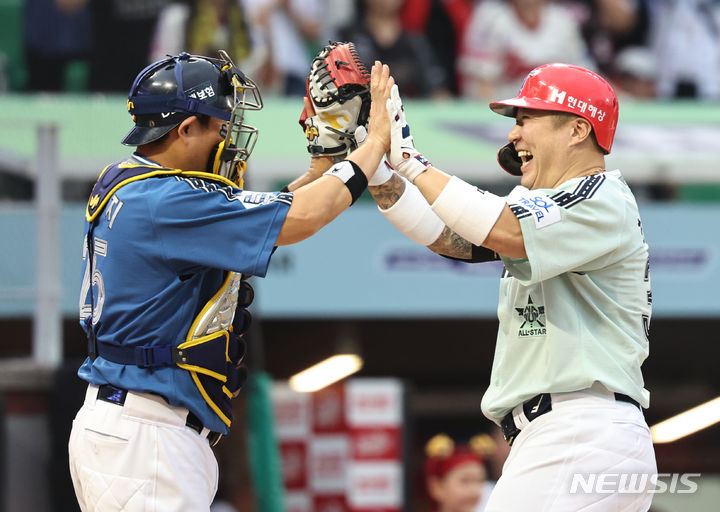 [인천=뉴시스] 김금보 기자 = 6일 오후 인천 SSG 랜더스필드에서 열린 2024 KBO 올스타전 나눔 올스타와 드림 올스타의 경기, 2회초 나눔 선두타자 기아 최형우가 솔로홈런을 친 뒤 드림 두산 양의지와 하이파이브 하고 있다. 2024.07.06. kgb@newsis.com