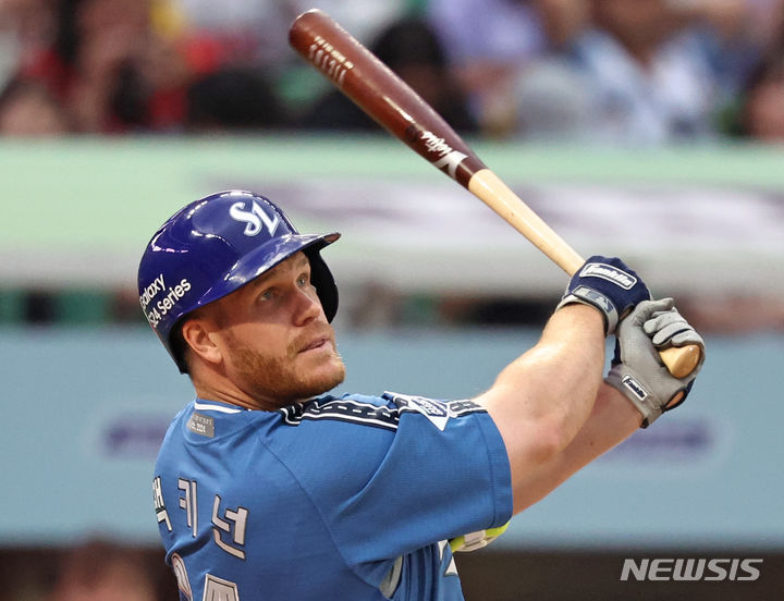 [인천=뉴시스] 김금보 기자 = 프로야구 삼성 라이온즈가 후반기 시작을 앞두고 외국인 타자 데이비드 맥키넌과 결별한다. 사진은 지난 6일 오후 인천 SSG 랜더스필드에서 열린 2024 KBO 올스타전 나눔 올스타와 드림 올스타의 경기에서 4회말 2사 1루에서 2점 홈런을 치고 있는 맥키넌. 2024.07.06. kgb@newsis.com