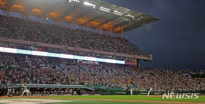 [인천=뉴시스] 김금보 기자 = 6일 오후 인천 SSG 랜더스필드에서 열린 2024 KBO 올스타전 나눔 올스타와 드림 올스타의 경기, 만원 관중들이 선수들을 응원하고 있다. 2024.07.06. kgb@newsis.com