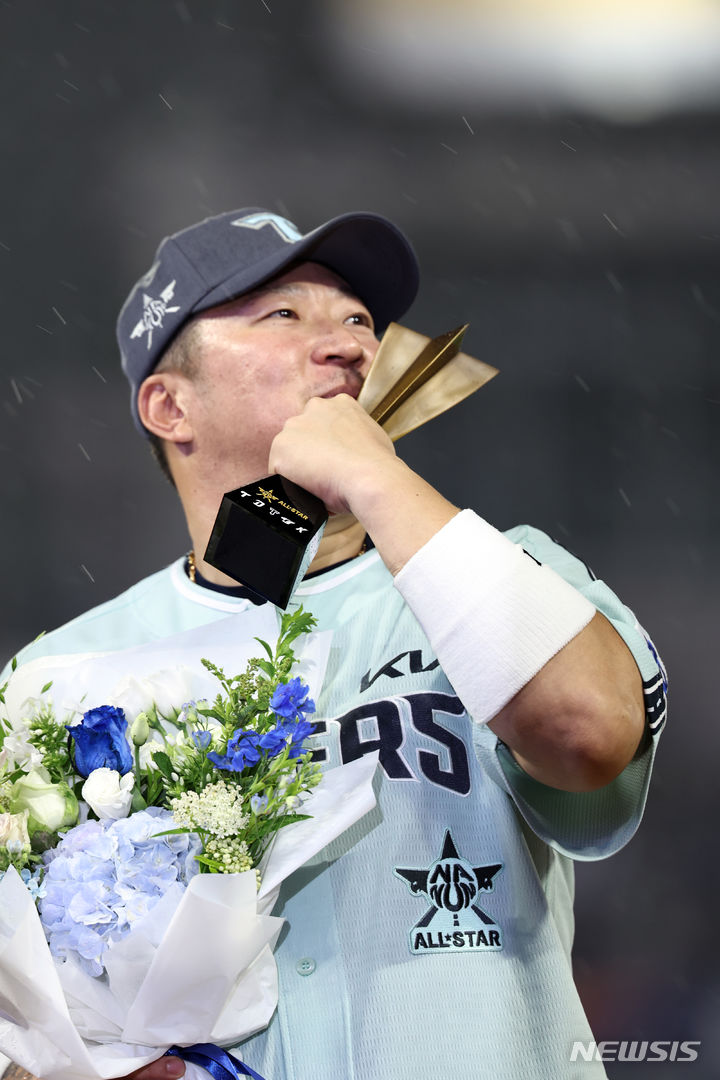 [인천=뉴시스] 김금보 기자 = 6일 오후 인천 SSG 랜더스필드에서 열린 2024 KBO 올스타전 나눔 올스타와 드림 올스타의 경기에서 미스터 올스타 MVP를 수상한 나눔 기아 최형우가 트로피에 입 맞추고 있다. 2024.07.06. kgb@newsis.com