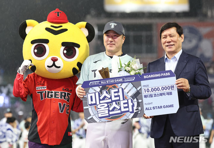 [인천=뉴시스] 김금보 기자 = 6일 오후 인천 SSG 랜더스필드에서 열린 2024 KBO 올스타전 나눔 올스타와 드림 올스타의 경기에서 미스터 올스타 MVP를 수상한 나눔 기아 최형우가 기념촬영을 하고 있다. 2024.07.06. kgb@newsis.com