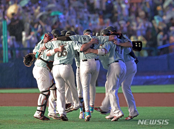 [인천=뉴시스] 김금보 기자 = 2024년 7월6일 오후 인천 SSG 랜더스필드에서 열린 2024 KBO 올스타전 나눔 올스타와 드림 올스타의 경기, 4-2로 승리한 나눔 선수들이 기뻐하고 있다. 2024.07.06. kgb@newsis.com