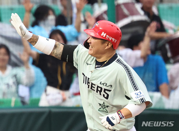 [인천=뉴시스] 김금보 기자 = 6일 오후 인천 SSG 랜더스필드에서 열린 2024 KBO 올스타전 나눔 올스타와 드림 올스타의 경기, 2회초 나눔 선두타자 기아 최형우가 솔로홈런을 친 뒤 기뻐하고 있다. 2024.07.06. kgb@newsis.com