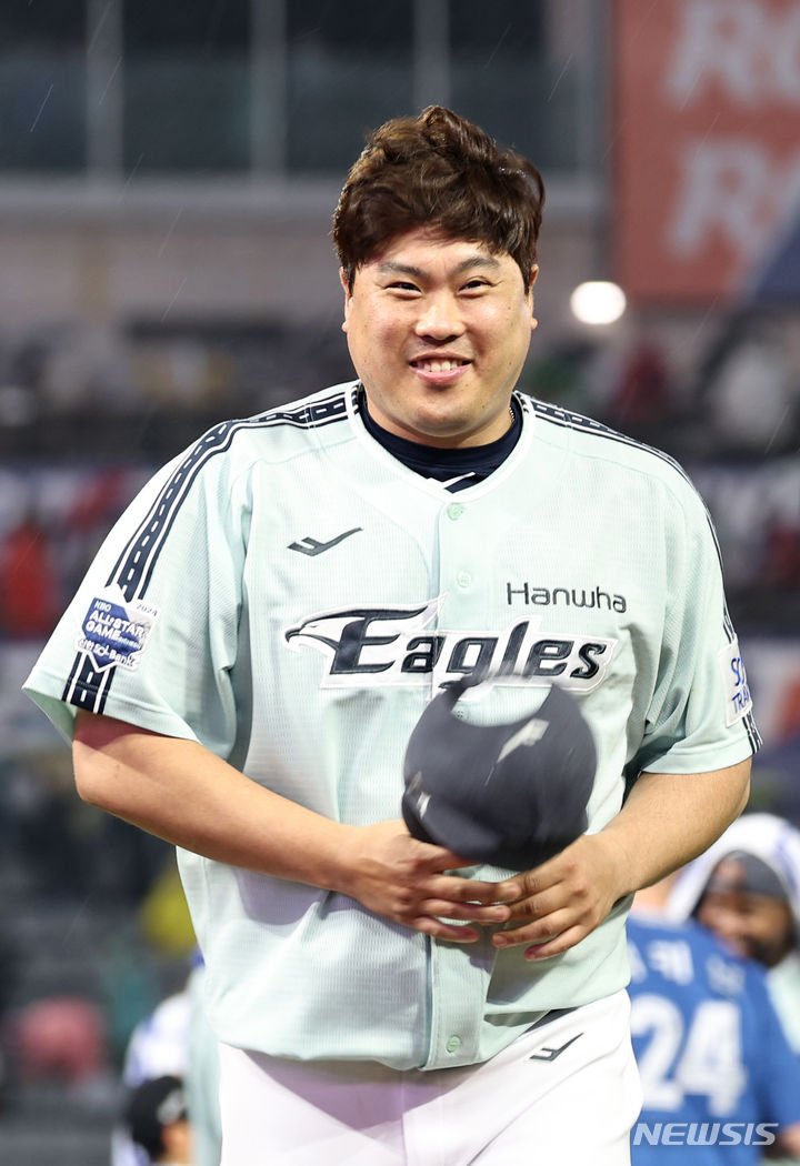 [인천=뉴시스] 김금보 기자 = 6일 오후 인천 SSG 랜더스필드에서 열린 2024 KBO 올스타전 나눔 올스타와 드림 올스타의 경기, 나눔 한화 류현진이 우수 투수상을 수상하고 있다. 2024.07.06. kgb@newsis.com