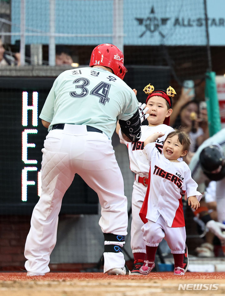 [인천=뉴시스] 김금보 기자 = 6일 오후 인천 SSG 랜더스필드에서 열린 2024 KBO 올스타전 나눔 올스타와 드림 올스타의 경기, 2회초 나눔 선두타자 기아 최형우가 솔로홈런을 친 뒤 더그아웃에 들어가며 자녀들과 하이파이브를 하고 있다. 2024.07.06. kgb@newsis.com