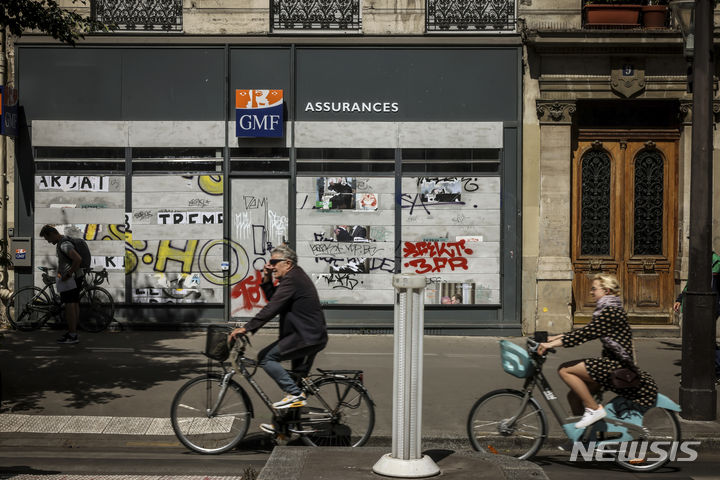 [파리=AP/뉴시스] 프랑스 총선 결선 투표를 앞둔 지난 6일(현지시각) 프랑스 파리의 한 상점이 문을 닫은 모습. 2024.07.07.