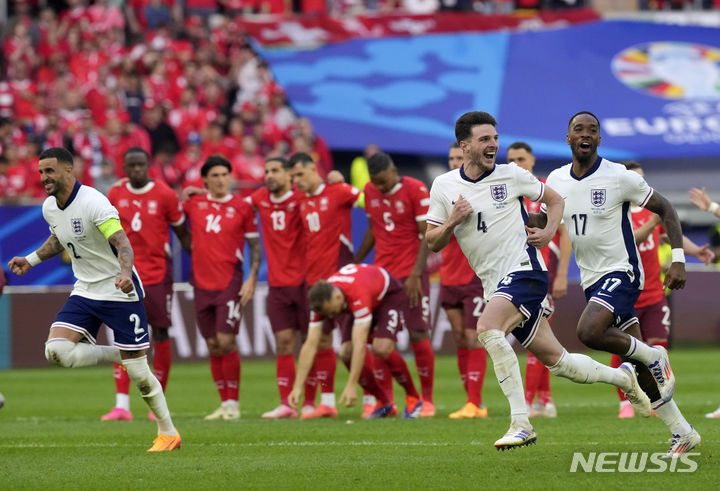 [뒤셀도르프=AP/뉴시스] 6일(현지시각) '2024 유럽축구연맹(UEFA) 유럽축구선수권대회(유로 2024)'에서 스위스를 승부차기 접전 끝에 승리한 뒤 기뻐하는 잉글랜드 선수단. 2024.07.06.
